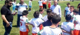 Başkan Çınar, Yeşilyurt Belediyespor Futbol Okulunu Ziyaret Etti